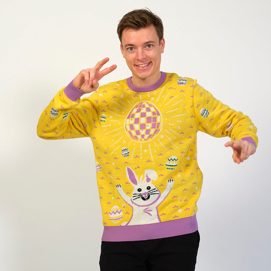 En glad mand iført en gul påskesweater med en discohare.